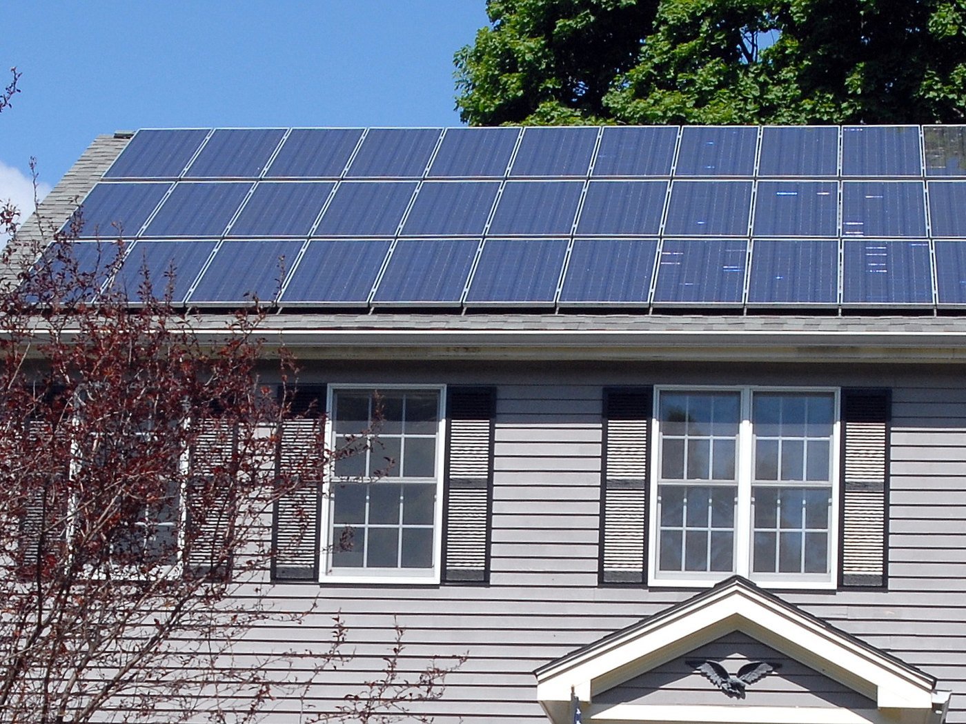 Casa residencial com painéis solares fotovoltaicos instalados no telhado