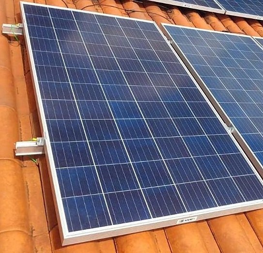 Detalhe dos painéis solares fotovoltaicos instalados