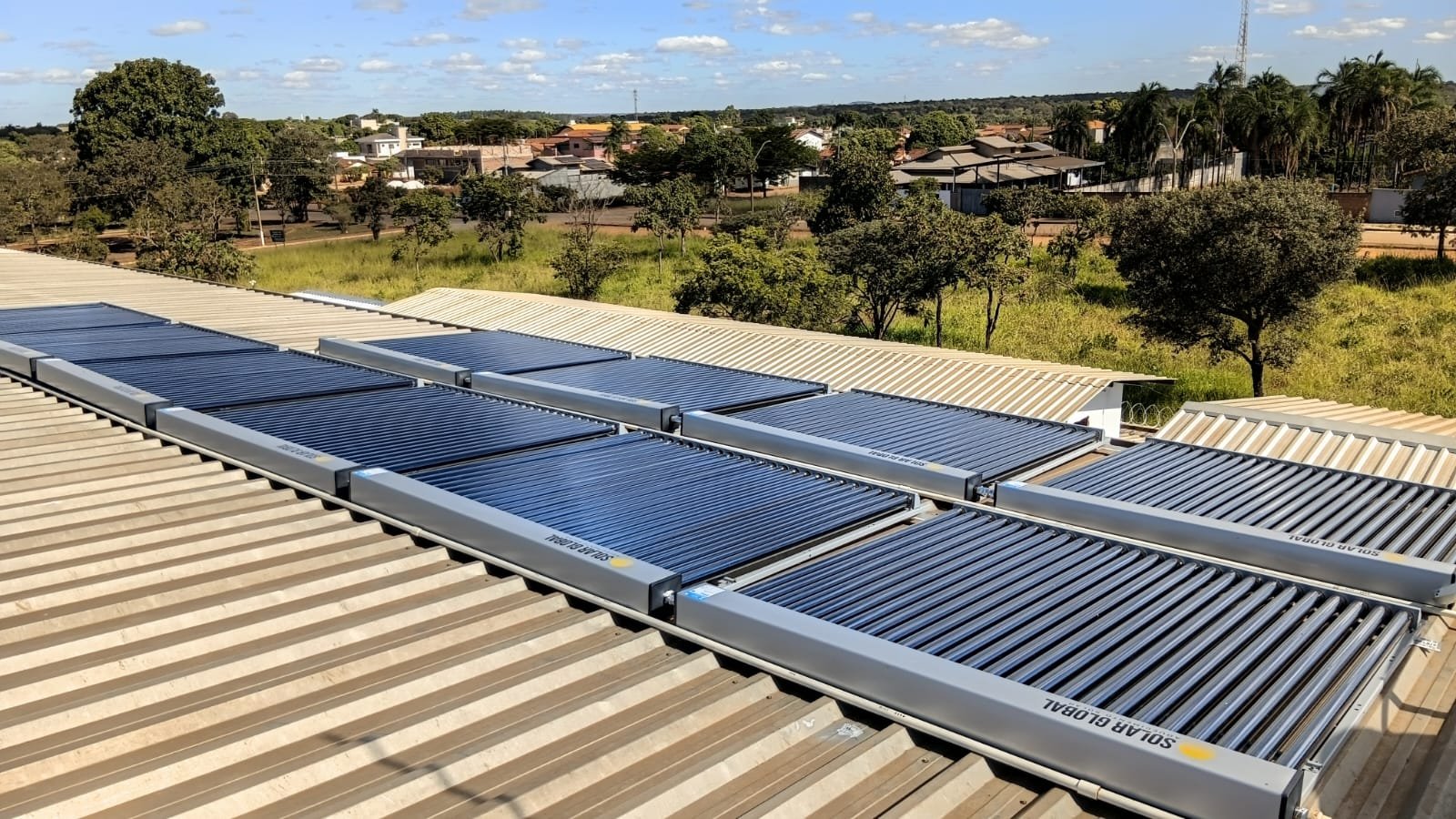 Bateria de coletores modulares no telhado